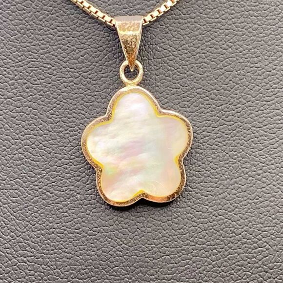 925 silver 18 in box chain with approx 1/2 in floral mother of pearl pendant - Picture 5 of 5
